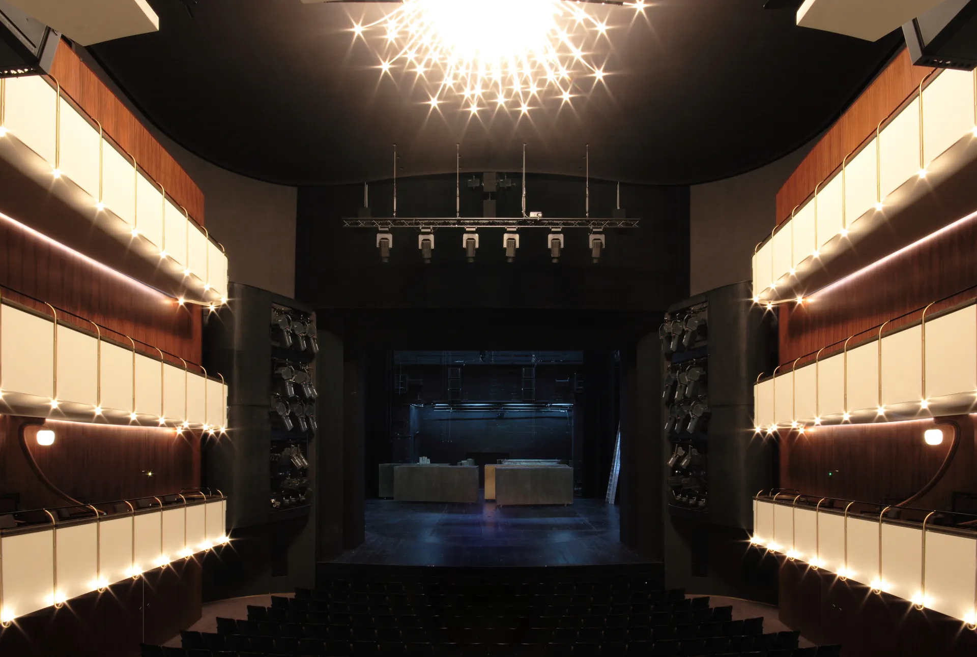 Saal zentral buhne offen entzerrt