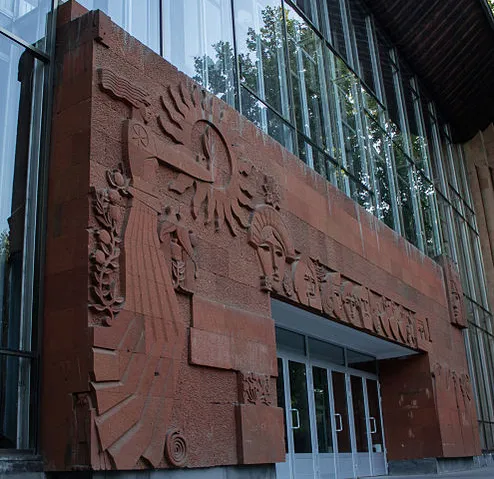 494px Sundukyan Theatre sculptures 1